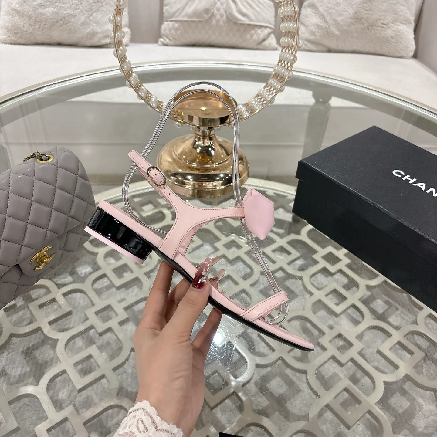 👟👟Ex-factory price 560👟👟 CHANEL 25ss spring and summer new counter top double C bow sandals. This classic design; bow with double C embellishment, playful and elegant, multiple color matching elements... Diversified mix and match is very beautiful and versatile, very light and comfortable on the feet, super delicate and elegant... ꫛꫀꪝ Go➫ Material: Upper: Original customized imported sheepskin Inner: Original custom-made sheepskin lining Outsole: Original custom-made Italian through-dyed genuine leather outsole Size: 35–40 (40 and 41 are custom-made and cannot be returned or exchanged)
